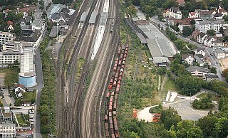 Alter Güterbahnhof: Auf der heute als Parkplatz genutzten Freifläche unten rechts im Bild könnte das OWL-Forum an der Bahnlinie entstehen. - Frank-Michael Kiel-Steinkamp Alter Güterbahnhof: Auf der heute als Parkplatz genutzten Freifläche unten rechts im Bild könnte das OWL-Forum an der Bahnlinie entstehen. - Frank-Michael Kiel-Steinkamp