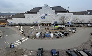 Verhüllt: Hinter dem weiß verkleideten Gerüst lässt die Bahn die Fassade des Denkmals Hauptbahnhof ausbessern. - Andreas Zobe Verhüllt: Hinter dem weiß verkleideten Gerüst lässt die Bahn die Fassade des Denkmals Hauptbahnhof ausbessern. - Andreas Zobe