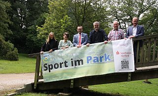 Jessica Höfer (Yogalehrerin beim TVC Enger, v. l.), Jennifer Kapiza (Vereinssportlehrerin beim TVC Enger), Tobias Lehmann (Sparkasse), Nils Wörmann (Geschäftsführer des Kreissportbundes) Gerhard Feldmann (Vorsitzender des Stadtsportverbandes) und Bürgermeister Thomas Meyer stellten in der Maiwiese das Projekt Sport im Park vor. - Britta Bohnenkamp-Schmidt Jessica Höfer (Yogalehrerin beim TVC Enger, v. l.), Jennifer Kapiza (Vereinssportlehrerin beim TVC Enger), Tobias Lehmann (Sparkasse), Nils Wörmann (Geschäftsführer des Kreissportbundes) Gerhard Feldmann (Vorsitzender des Stadtsportverbandes) und Bürgermeister Thomas Meyer stellten in der Maiwiese das Projekt Sport im Park vor. - Britta Bohnenkamp-Schmidt