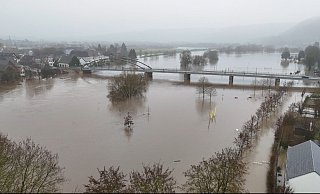 Der Dauerregen in NRW sorgt weiterhin für hohe Pegelstände vieler Flüsse. Auch die Weser ist betroffen. - dpa Der Dauerregen in NRW sorgt weiterhin für hohe Pegelstände vieler Flüsse. Auch die Weser ist betroffen. - dpa