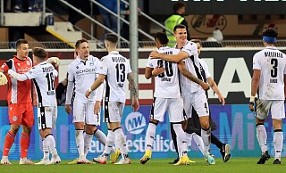 Die Spieler von Arminia Bielefeld freuen sich über den 2:0-Sieg im OWL-Duell beim SC Paderborn. Der DSC zeigt eine der besten Saisonleistungen. - Oliver Krato Die Spieler von Arminia Bielefeld freuen sich über den 2:0-Sieg im OWL-Duell beim SC Paderborn. Der DSC zeigt eine der besten Saisonleistungen. - Oliver Krato