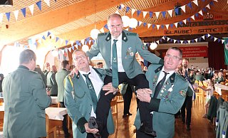 Thomas Kloidt (l.) und Christian Lenz tragen den neuen König Alexander Otto auf ihren Schultern. - Schützenbruderschaft Borgentreich Thomas Kloidt (l.) und Christian Lenz tragen den neuen König Alexander Otto auf ihren Schultern. - Schützenbruderschaft Borgentreich
