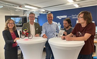 Hauptgeschäftsführerin Petra Pigerl-Radtke (v.l.), Jörn Wahl-Schwentker, Präsident der Industrie- und Handelskammer, Geschäftsführer Robert Rae, Auszubildender Dionysos Stamatis und Ausbildungsleiter Lars Bergmann. - Jobst Lüdeking Hauptgeschäftsführerin Petra Pigerl-Radtke (v.l.), Jörn Wahl-Schwentker, Präsident der Industrie- und Handelskammer, Geschäftsführer Robert Rae, Auszubildender Dionysos Stamatis und Ausbildungsleiter Lars Bergmann. - Jobst Lüdeking