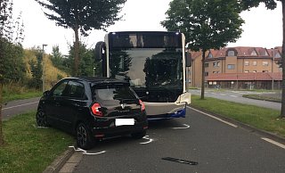 Der Bus prallte seitlich mit dem Kleinwagen zusammen. - Feuerwehr Paderborn Der Bus prallte seitlich mit dem Kleinwagen zusammen. - Feuerwehr Paderborn