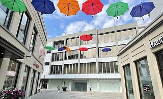 Das ehemalige H&M-Gebäude am Gehrenberg sollte eigentlich saniert werden (hier der Blick vom Augustinerplatz auf die Fassade). Nun prüft der Investor, der die Immobile gekauft hat, offenbar die Möglichkeit eines Abrisses und Neubaus. - Natalie Gottwald Das ehemalige H&M-Gebäude am Gehrenberg sollte eigentlich saniert werden (hier der Blick vom Augustinerplatz auf die Fassade). Nun prüft der Investor, der die Immobile gekauft hat, offenbar die Möglichkeit eines Abrisses und Neubaus. - Natalie Gottwald