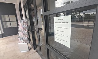 An der Tourist-Info gibt es den Hinweis auf Toilettenanlagen in der Stadt. - Simone Flörke An der Tourist-Info gibt es den Hinweis auf Toilettenanlagen in der Stadt. - Simone Flörke