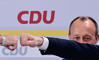Der neugewählte CDU-Vorsitzende Friedrich Merz beobachtet, wie sich der ehemalige Generalsekretär Paul Ziemiak (r.) und sein Nachfolger Mario Czaja (l.) abschlagen. - HANNIBAL HANSCHKE / POOL / AFP Der neugewählte CDU-Vorsitzende Friedrich Merz beobachtet, wie sich der ehemalige Generalsekretär Paul Ziemiak (r.) und sein Nachfolger Mario Czaja (l.) abschlagen. - HANNIBAL HANSCHKE / POOL / AFP