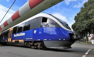 Die Nordwestbahn passiert die Bahnschranke in Corvey. Ob am Welterbe nahe Höxter bald Züge halten, ist völli offen. - David Schellenberg Die Nordwestbahn passiert die Bahnschranke in Corvey. Ob am Welterbe nahe Höxter bald Züge halten, ist völli offen. - David Schellenberg