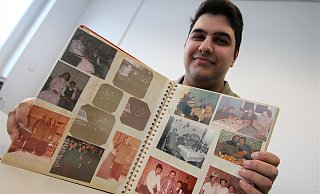 Der Paderborner Grünen-Ratsherr Güven Erkurt zeigt ein Album mit Fotos seiner Großeltern. - Rajkumar Mukherjee Der Paderborner Grünen-Ratsherr Güven Erkurt zeigt ein Album mit Fotos seiner Großeltern. - Rajkumar Mukherjee