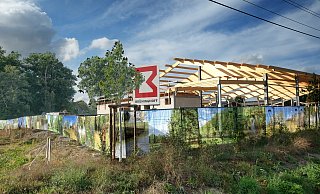 Statt einer naturnahen Fläche für Tiere und Pflanzen ragen in Holtkamp auf 2,5 Hektar Land Stahlstreben aus der Erde, auf denen Holzgiebel ruhen, die den Naturgewalten nun schutzlos ausgeliefert sind und mit der Zeit verfallen werden. - Andreas Frücht Statt einer naturnahen Fläche für Tiere und Pflanzen ragen in Holtkamp auf 2,5 Hektar Land Stahlstreben aus der Erde, auf denen Holzgiebel ruhen, die den Naturgewalten nun schutzlos ausgeliefert sind und mit der Zeit verfallen werden. - Andreas Frücht