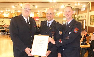 Der stellvertretende Kreisbrandmeister Jürgen Schmits (v. l.) überreicht Löschgruppenleiter Thorsten Dierkes Stellvertreter Dominik Hengst die Ehrenurkunde zum 100-jährigen Bestehen der Löschgruppe Bühne. - Burkhard Battran Der stellvertretende Kreisbrandmeister Jürgen Schmits (v. l.) überreicht Löschgruppenleiter Thorsten Dierkes Stellvertreter Dominik Hengst die Ehrenurkunde zum 100-jährigen Bestehen der Löschgruppe Bühne. - Burkhard Battran