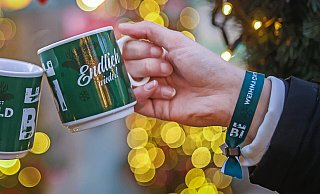 Beim Weihnachtsmarkt 2021 bewährt: Die Bändchen fürs Handgelenk sollen 2022 in den Geschäften gelten - allerdings in anderen Farben. - Sarah Jonek Fotografie Beim Weihnachtsmarkt 2021 bewährt: Die Bändchen fürs Handgelenk sollen 2022 in den Geschäften gelten - allerdings in anderen Farben. - Sarah Jonek Fotografie