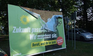 Die Grünen und ihre Plakatwerbung sind, wie hier ein Wesselmann an einer Straßenkreuzung in Espelkamp, in diesem Wahlkampf besonders den Attacken von Vandalen ausgesetzt. - Karsten Schulz Die Grünen und ihre Plakatwerbung sind, wie hier ein Wesselmann an einer Straßenkreuzung in Espelkamp, in diesem Wahlkampf besonders den Attacken von Vandalen ausgesetzt. - Karsten Schulz