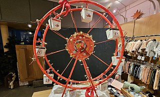 Ein selbstgebautes Riesenrad aus Hula-Hoop-Reifen und Holzplatten mit Geschenktüten als Gondeln ist der Hingucker im Advent. - Alexandra Stratmeier Ein selbstgebautes Riesenrad aus Hula-Hoop-Reifen und Holzplatten mit Geschenktüten als Gondeln ist der Hingucker im Advent. - Alexandra Stratmeier