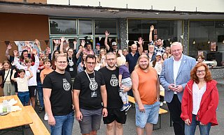 Beim Sommerfest in der neuen Begegnungsstätte mit John Kutzbach (Schatzmeister), Tim Probsthain (2. Vorsitzender), Thomas Wiebe (Vorsitzender), Bürgermeister Daniel Hartmann, Martina Mönnekes und den Vereinsmitgliedern mit ihren Familien. - Thomas Kube Beim Sommerfest in der neuen Begegnungsstätte mit John Kutzbach (Schatzmeister), Tim Probsthain (2. Vorsitzender), Thomas Wiebe (Vorsitzender), Bürgermeister Daniel Hartmann, Martina Mönnekes und den Vereinsmitgliedern mit ihren Familien. - Thomas Kube