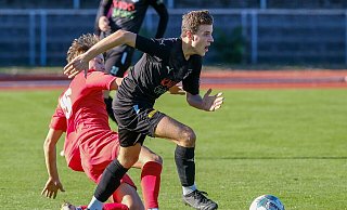 Der VfL Theesen, hier Timon Siebert, war meist einen Schritt schneller als Fichte mit Jonas Kreickenbaum (l.). - Andreas Zobe Der VfL Theesen, hier Timon Siebert, war meist einen Schritt schneller als Fichte mit Jonas Kreickenbaum (l.). - Andreas Zobe