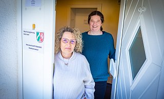 Dagmar Mittelste-Heitkamp (vorne) leitet die Notunterkunft im Musikerviertel , Daniela Giannone ist bei der Bezirksregierung Detmold Derzernentin für Flüchtlinge. - Mike-Dennis Müller / www.mdm.photo Dagmar Mittelste-Heitkamp (vorne) leitet die Notunterkunft im Musikerviertel , Daniela Giannone ist bei der Bezirksregierung Detmold Derzernentin für Flüchtlinge. - Mike-Dennis Müller / www.mdm.photo