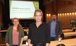 Die grüne Spitzenkandidatin Mona Neubaur (vorne) besuchte mit den Landtagskandidaten des Kreises Minden-Lübbecke Jana Sasse und Benjamin Rauer die Kreismitgliederversammlung im Espelkamper Bürgerhaus. - Karsten Schulz Die grüne Spitzenkandidatin Mona Neubaur (vorne) besuchte mit den Landtagskandidaten des Kreises Minden-Lübbecke Jana Sasse und Benjamin Rauer die Kreismitgliederversammlung im Espelkamper Bürgerhaus. - Karsten Schulz