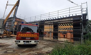 Aus Vorfreude hat die Löschgruppe Bergheim schon mal ihr Fahrzeug vor dem Rohbau geparkt. - David Schellenberg Aus Vorfreude hat die Löschgruppe Bergheim schon mal ihr Fahrzeug vor dem Rohbau geparkt. - David Schellenberg