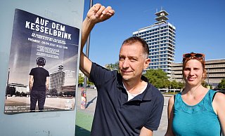 Sascha Schmidt und Schauspielerin Laura Parker erzählen in ihrem Theaterstück die Schicksale von Menschen auf dem Kesselbrink. - Barbara Franke Sascha Schmidt und Schauspielerin Laura Parker erzählen in ihrem Theaterstück die Schicksale von Menschen auf dem Kesselbrink. - Barbara Franke