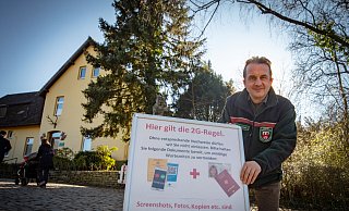 Damit alle wissen, wie Wartezeiten vermieden werden können, hat Tierparkchef Herbert Linnemann überall Aufsteller platziert. - Mike-Dennis Müller / www.mdm.photo Damit alle wissen, wie Wartezeiten vermieden werden können, hat Tierparkchef Herbert Linnemann überall Aufsteller platziert. - Mike-Dennis Müller / www.mdm.photo