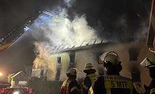 Das Haus steht in Flammen, als die Rettungskräfte am frühen Montagmorgen eintreffen. Auch Stunden später laufen die Löscharbeiten weiter. - Freitag-TV Das Haus steht in Flammen, als die Rettungskräfte am frühen Montagmorgen eintreffen. Auch Stunden später laufen die Löscharbeiten weiter. - Freitag-TV