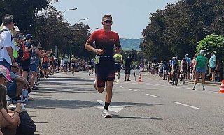 Triathlet Lukas Buhl kämpft sich kurz vor seinem Hitzschlag bei 38 Grad über die Asphalt-Piste beim 70.3 in Luxemburg. - Privat Triathlet Lukas Buhl kämpft sich kurz vor seinem Hitzschlag bei 38 Grad über die Asphalt-Piste beim 70.3 in Luxemburg. - Privat