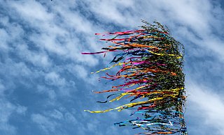 Der Maibaum gehört für viele zum Beginn des Wonnemonats dazu. In vielen Kommunen in OWL wird er noch traditionell mit einem Fest aufgestellt. In der Übersicht verraten wir, wo. - Federico Gambarini Der Maibaum gehört für viele zum Beginn des Wonnemonats dazu. In vielen Kommunen in OWL wird er noch traditionell mit einem Fest aufgestellt. In der Übersicht verraten wir, wo. - Federico Gambarini
