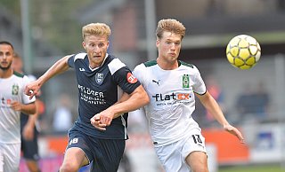 Benedikt Zahn und der SC Wiedenbrück (links) lieferte sich ein Duell auf Augenhöhe mit Michel Wentzel (rechts) und der Gladbacher U23. In 90 Minuten landete der Ball auf keiner Seite im Tor. - Jens Dünhölter Benedikt Zahn und der SC Wiedenbrück (links) lieferte sich ein Duell auf Augenhöhe mit Michel Wentzel (rechts) und der Gladbacher U23. In 90 Minuten landete der Ball auf keiner Seite im Tor. - Jens Dünhölter