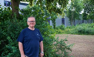 Thomas Arning leitet den Geschäftsbereich Stadtdienste für die Stadtwerke Löhne. Auf der erdigen Fläche rechts im Bild haben Mitarbeitende eine Blühwiese angelegt. - Copyright 2023 Wencke Meckenstock . All rights reserved. Thomas Arning leitet den Geschäftsbereich Stadtdienste für die Stadtwerke Löhne. Auf der erdigen Fläche rechts im Bild haben Mitarbeitende eine Blühwiese angelegt. - Copyright 2023 Wencke Meckenstock . All rights reserved.