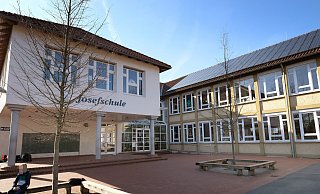 Die Spexarder Josefschule liegt im Winkel von Bruder- Konrad- und Lukasstraße. Derzeit wird sie, wie viele andere Gütersloher Grundschulen, für den Ausbau vorbereitet. - Andreas Frücht Die Spexarder Josefschule liegt im Winkel von Bruder- Konrad- und Lukasstraße. Derzeit wird sie, wie viele andere Gütersloher Grundschulen, für den Ausbau vorbereitet. - Andreas Frücht