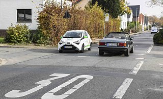 Zahlen zieren zwar den Asphalt, doch die Anwohner-Initiative hätte sie gerne noch eine Nummer größer. - Joerg Dieckmann - www.dieckmann-fotodesign.de Zahlen zieren zwar den Asphalt, doch die Anwohner-Initiative hätte sie gerne noch eine Nummer größer. - Joerg Dieckmann - www.dieckmann-fotodesign.de