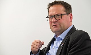 Angesichts der jüngsten Gewalt gegen Politiker treibt Bürgermeister Lars Bökenkröger die Sorge um die Zukunft der Demokratie um. - Thorsten Gödecker Angesichts der jüngsten Gewalt gegen Politiker treibt Bürgermeister Lars Bökenkröger die Sorge um die Zukunft der Demokratie um. - Thorsten Gödecker