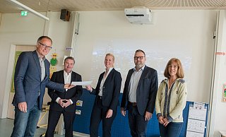Michael Uhlig (l.) überreicht den Förderbescheid an Isabel Eimertenbrink. Bürgermeister Tim Kähler und Dezernent Patrick Puls (2. v. r.) freuen sich, dass die IT-Infrastruktur der Schulen verbessert werden kann. - Ralf Bittner Michael Uhlig (l.) überreicht den Förderbescheid an Isabel Eimertenbrink. Bürgermeister Tim Kähler und Dezernent Patrick Puls (2. v. r.) freuen sich, dass die IT-Infrastruktur der Schulen verbessert werden kann. - Ralf Bittner