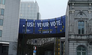 "Use your vote" - "Nutze deine Stimme" steht an den Fußgängerbrücken rings um den Platz vor dem Spinelli-Gebäude. Vom ehemalig oberirdisch gelegenen Bahnhof zeugt nur noch ein altes Gebäude, das in den EU-Komplex integriert wurde. - Alexander Graßhoff "Use your vote" - "Nutze deine Stimme" steht an den Fußgängerbrücken rings um den Platz vor dem Spinelli-Gebäude. Vom ehemalig oberirdisch gelegenen Bahnhof zeugt nur noch ein altes Gebäude, das in den EU-Komplex integriert wurde. - Alexander Graßhoff