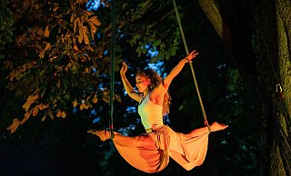 Zwischen den Baumkronen zeigen die Schweizer Akrobatinnen und Akrobaten bei der LGS in Höxter ihre Kunststücke. - Eleni Kougionis Zwischen den Baumkronen zeigen die Schweizer Akrobatinnen und Akrobaten bei der LGS in Höxter ihre Kunststücke. - Eleni Kougionis