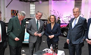 Der stellvertretende Vorsitzende Heinz Sonntag (v. l.), Georg Freiherr von und zu Brenken, Ehrenmitglied Michael Dreier, Festrednerin Ina Scharrenbach, Vorsitzender Klaus Michels und Bernhard Hoppe-Biermeyer (CDU) standen bei der Sälzerkur im Mittelpunkt. - Helmut Steines Der stellvertretende Vorsitzende Heinz Sonntag (v. l.), Georg Freiherr von und zu Brenken, Ehrenmitglied Michael Dreier, Festrednerin Ina Scharrenbach, Vorsitzender Klaus Michels und Bernhard Hoppe-Biermeyer (CDU) standen bei der Sälzerkur im Mittelpunkt. - Helmut Steines
