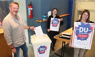 Im AWO-Jugendzentrum Complex haben Jörg Wedderwelle (v. l.), Katrin Hartlieb und Vanessa Harring die U18-Wahl zur Bundestagswahl vorbereitet. - Birgit Guhlke Im AWO-Jugendzentrum Complex haben Jörg Wedderwelle (v. l.), Katrin Hartlieb und Vanessa Harring die U18-Wahl zur Bundestagswahl vorbereitet. - Birgit Guhlke