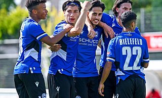 Harun Köse (Mitte) feiert zusammen mit seinen Teamgefährten den Derbysieg in Theesen und einen Hattrick. - Peter Burkamp Harun Köse (Mitte) feiert zusammen mit seinen Teamgefährten den Derbysieg in Theesen und einen Hattrick. - Peter Burkamp