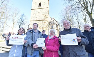 Binnen kurzer Zeit haben die Vertreter der "demokratischen Gemeinde" über 1.000 Unterschriften gegen den Abriss des Gemeindehauses gesammelt. Daüber freuen sich Angelika Amsel (vordere Reihe v.l.), Dennis Drewel, Renate Bethlehem und Bertold Drewel. - Jens Dünhölter Binnen kurzer Zeit haben die Vertreter der "demokratischen Gemeinde" über 1.000 Unterschriften gegen den Abriss des Gemeindehauses gesammelt. Daüber freuen sich Angelika Amsel (vordere Reihe v.l.), Dennis Drewel, Renate Bethlehem und Bertold Drewel. - Jens Dünhölter