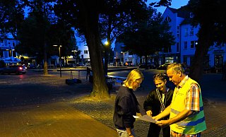 Verdammt früh: Hanne und Lisa lassen sich um 4.28 Uhr von Flohmarktchef Michael Otto zeigen, wo ihr Stand hin soll. - Kurt Ehmke Verdammt früh: Hanne und Lisa lassen sich um 4.28 Uhr von Flohmarktchef Michael Otto zeigen, wo ihr Stand hin soll. - Kurt Ehmke