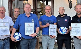 Markus Bierbaum (2. v. l.) ehrte die Meister der vergangenen Saison, Frank Budde von der Spvg. Hiddenhausen (v. l.), Wolfram Wüllner vom VfL Klosterbauerschaft, Marius Rullkötter und Colin Steffen von der SG FA Herringhausen-Eickum und Thorsten Sennholz vom SV Enger-Westerenger. - Benjamin Büschenfeld Markus Bierbaum (2. v. l.) ehrte die Meister der vergangenen Saison, Frank Budde von der Spvg. Hiddenhausen (v. l.), Wolfram Wüllner vom VfL Klosterbauerschaft, Marius Rullkötter und Colin Steffen von der SG FA Herringhausen-Eickum und Thorsten Sennholz vom SV Enger-Westerenger. - Benjamin Büschenfeld