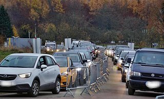Mittwochnachmittag, 16.15 Uhr: Weil für das Corona-Testzentrum auf dem Blasheimer Marktgelände derzeit nur zwei Straßen zur Verfügung stehen, bildeten sich – wie schon am Dienstag – wieder lange Warteschlangen. - Michael Grundmeier Mittwochnachmittag, 16.15 Uhr: Weil für das Corona-Testzentrum auf dem Blasheimer Marktgelände derzeit nur zwei Straßen zur Verfügung stehen, bildeten sich – wie schon am Dienstag – wieder lange Warteschlangen. - Michael Grundmeier