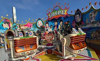 "The Real Shake" ist das erste Mal auf der Bielefelder Herbstkirmes und nichts für unruhige Mägen. - jprietzel "The Real Shake" ist das erste Mal auf der Bielefelder Herbstkirmes und nichts für unruhige Mägen. - jprietzel