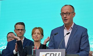 Friedrich Merz, Bundesvorsitzender der CDU, spricht nach den ersten Hochrechnungen auf einer Pressekonferenz im Konrad-Adenauer-Haus. - IMAGO/Stefan Zeitz