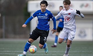 Armine Efe Tirpan enteilt im U19-Stadtderby dem Theesener Damian Bittner (r.). - Thomas F. Starke Armine Efe Tirpan enteilt im U19-Stadtderby dem Theesener Damian Bittner (r.). - Thomas F. Starke