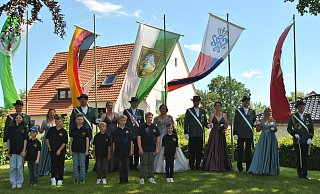 Ingo mit Natasha Pohlkötter (v.l.), Jan mit Julia Bussmann, das Königspaar Jens mit Marina Wiechers, Martin Rüther mit Monika Mertens sowie Stefan Middeke mit Conny Lütkemeier. - Lennart Schlütz Ingo mit Natasha Pohlkötter (v.l.), Jan mit Julia Bussmann, das Königspaar Jens mit Marina Wiechers, Martin Rüther mit Monika Mertens sowie Stefan Middeke mit Conny Lütkemeier. - Lennart Schlütz