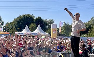 Beste Karnevalsstimmung herrschte im Schloss- und Auenpark Schloß Neuhaus beim Auftritt von Cat Ballou. - Carola Drabon Beste Karnevalsstimmung herrschte im Schloss- und Auenpark Schloß Neuhaus beim Auftritt von Cat Ballou. - Carola Drabon