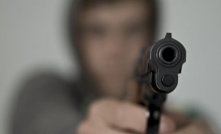 Mysteriös: Ein Unbekannter hat Mitte Juni mehrere Schüsse in der Heckstraße abgegeben. Projektile blieben unter anderem in einer Fensterscheibe und in einem Pkw stecken. - Uwe Umstätter Mysteriös: Ein Unbekannter hat Mitte Juni mehrere Schüsse in der Heckstraße abgegeben. Projektile blieben unter anderem in einer Fensterscheibe und in einem Pkw stecken. - Uwe Umstätter