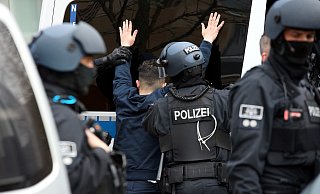 Gleich mehrere Personen sind während der Razzia am 27. April von den Polizeikräften in Gewahrsam genommen worden. - Patrick Menzel Gleich mehrere Personen sind während der Razzia am 27. April von den Polizeikräften in Gewahrsam genommen worden. - Patrick Menzel